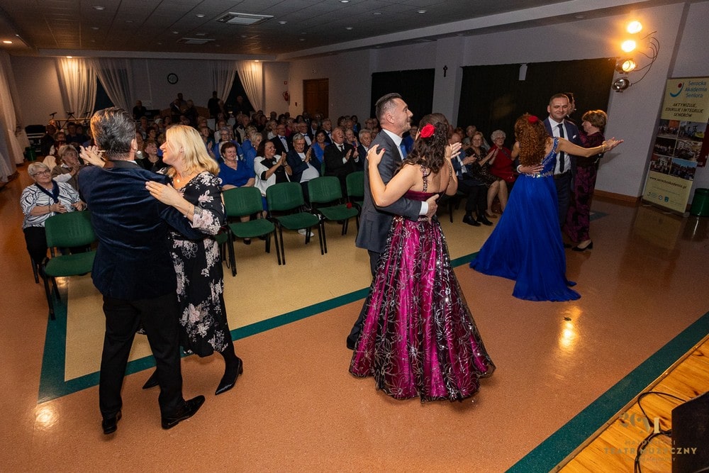 publiczność tańczy