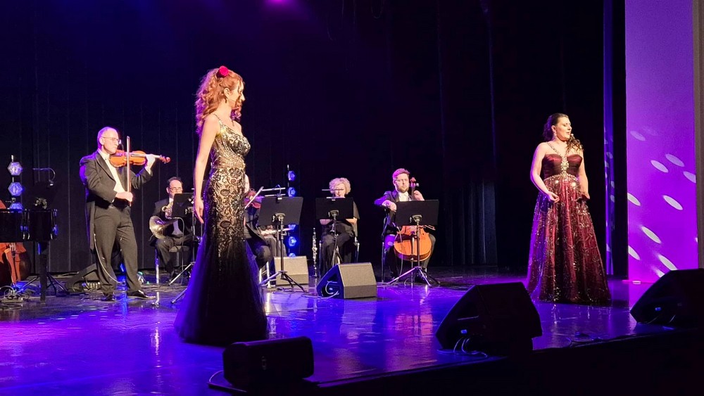 dwie śpiewaczki i orkiestra na scenie