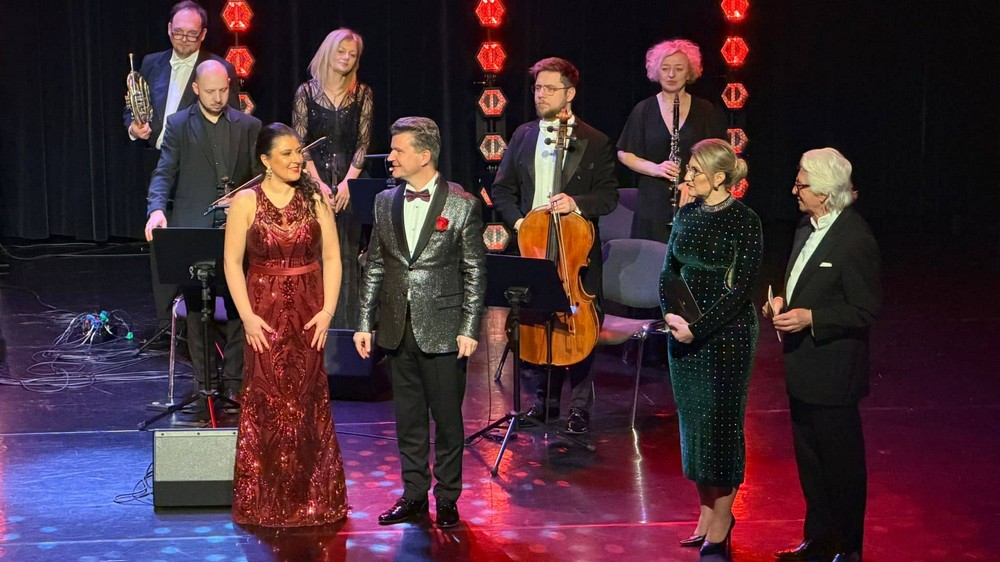 grupa wykonawców na scenie