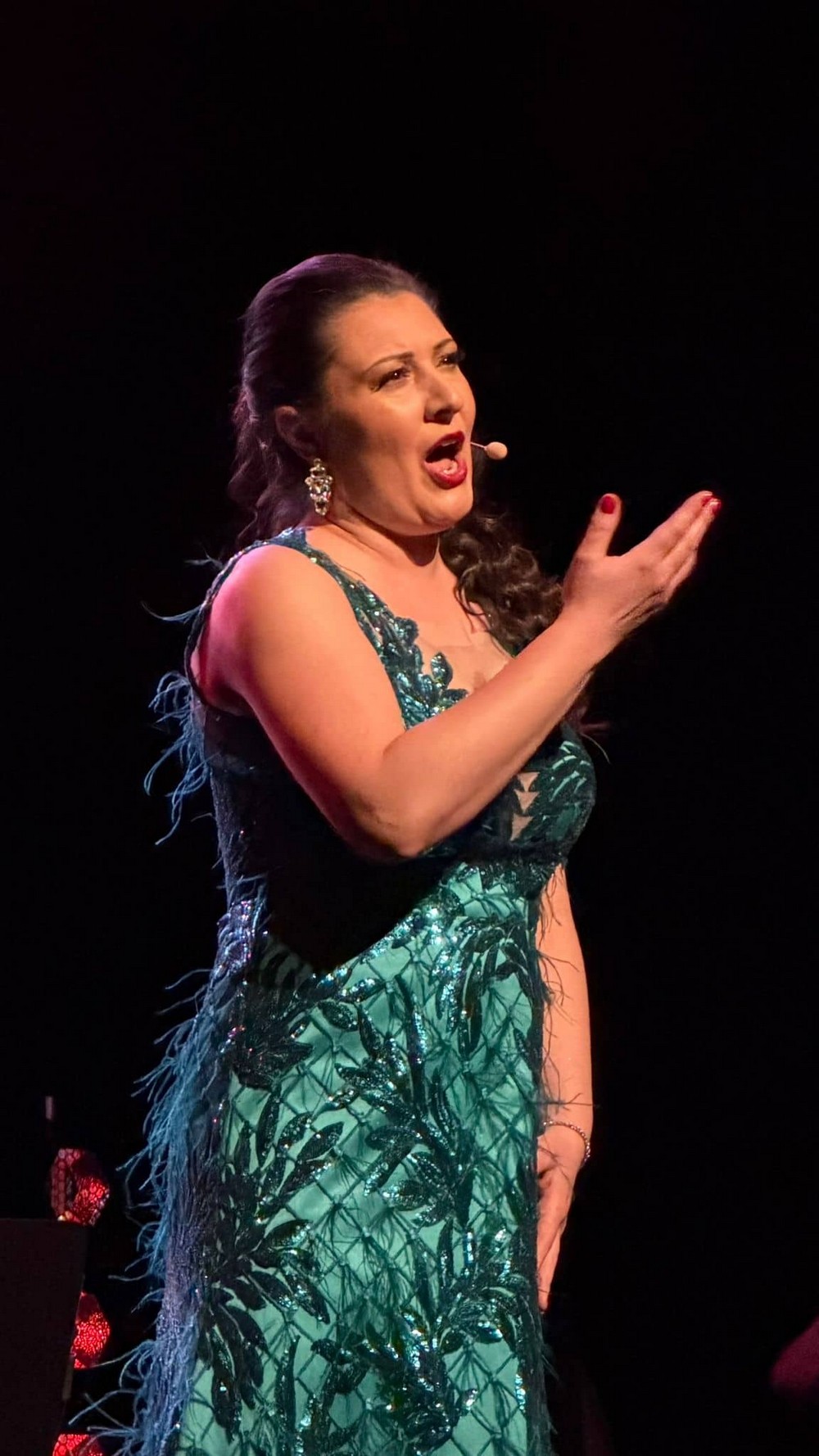 śpiewaczka w zielonej sukni na scenie