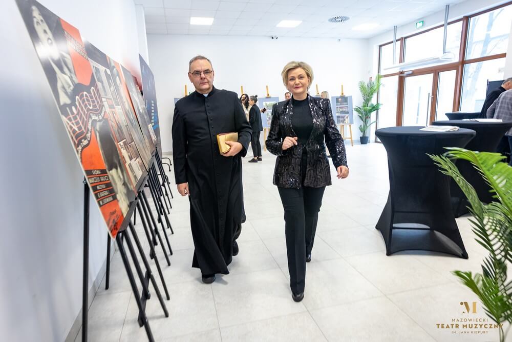 kobieta i ksiądz idą obok siebie