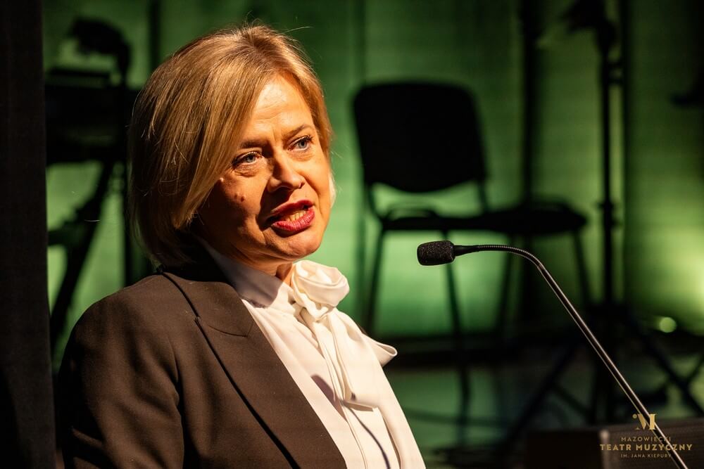 kobieta przemawia