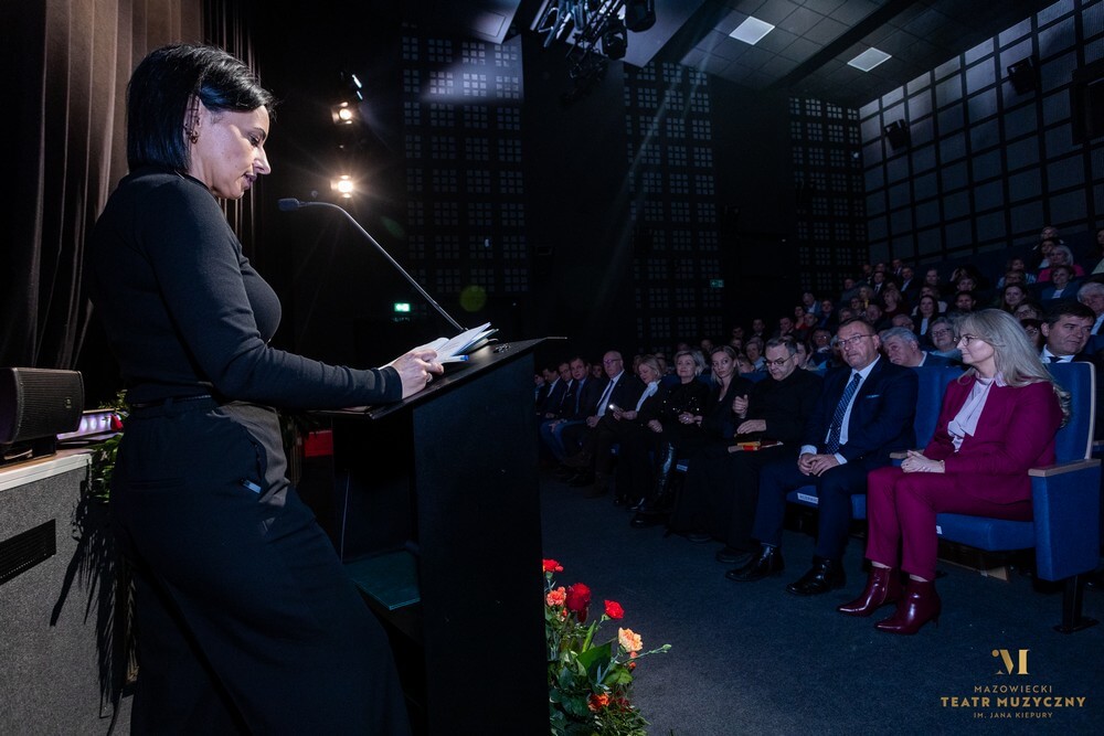 kobieta przy mikrofonie