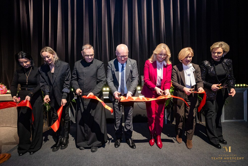 grupa osób przecina wstęgę