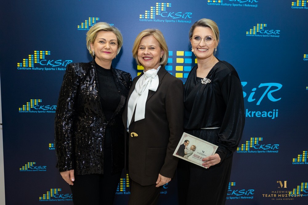 trzy kobiety stojące obok siebie