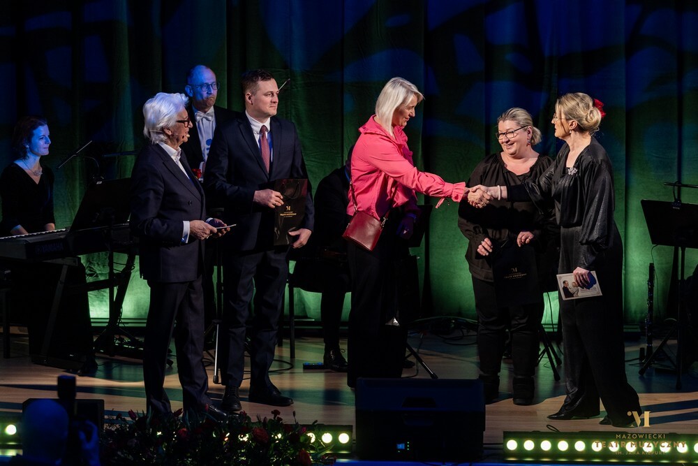 grupa ludzi na scenie