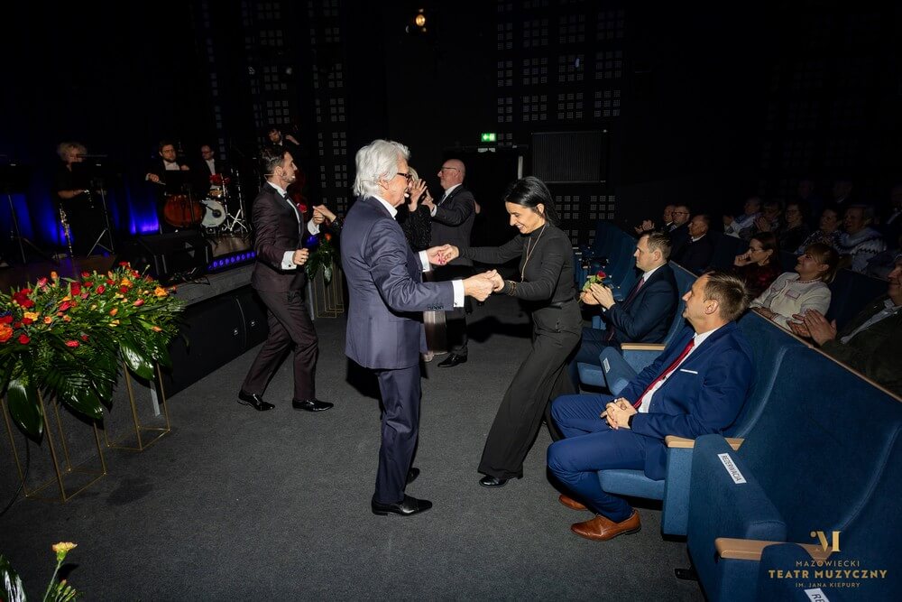 mężczyzna i kobieta tańczą