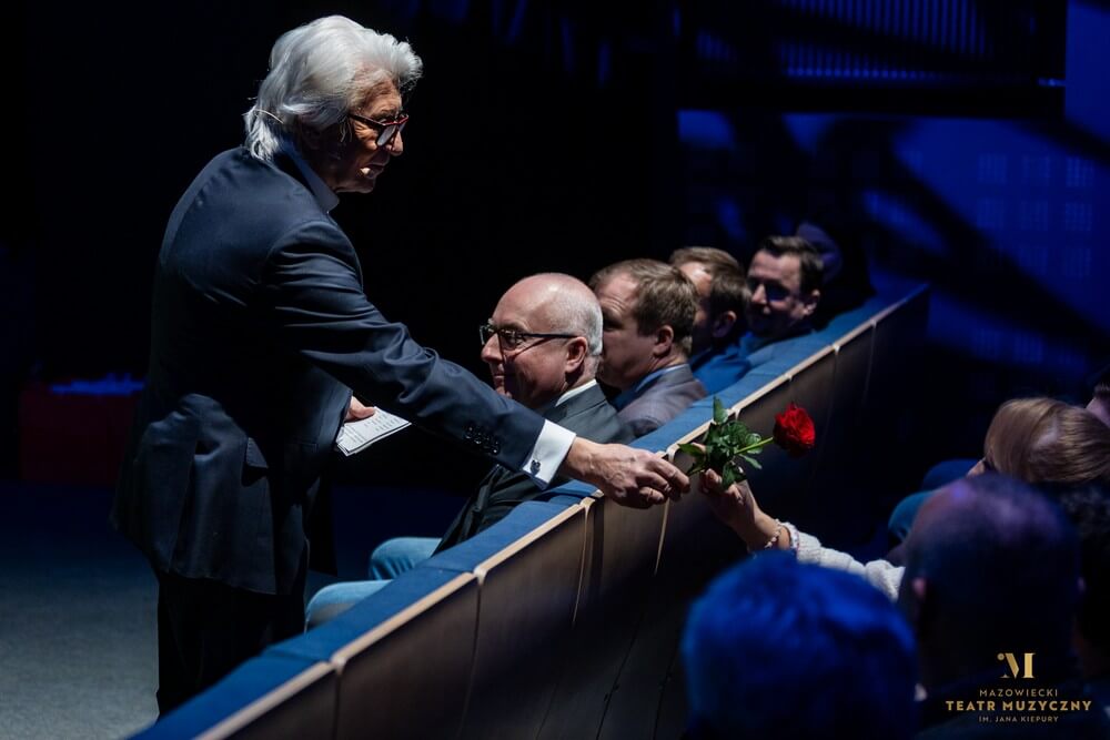 mężczyzna podaje kwiat