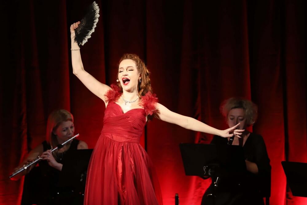 solistka w czerwonej sukni