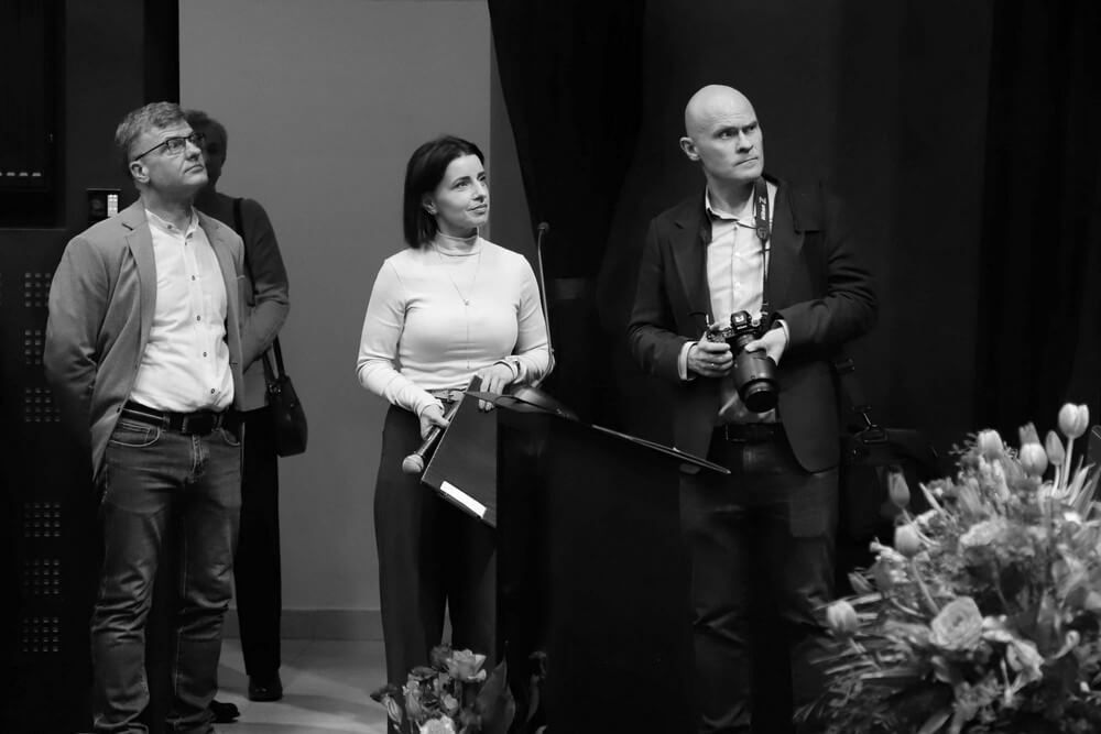 trzy osoby za kulisami