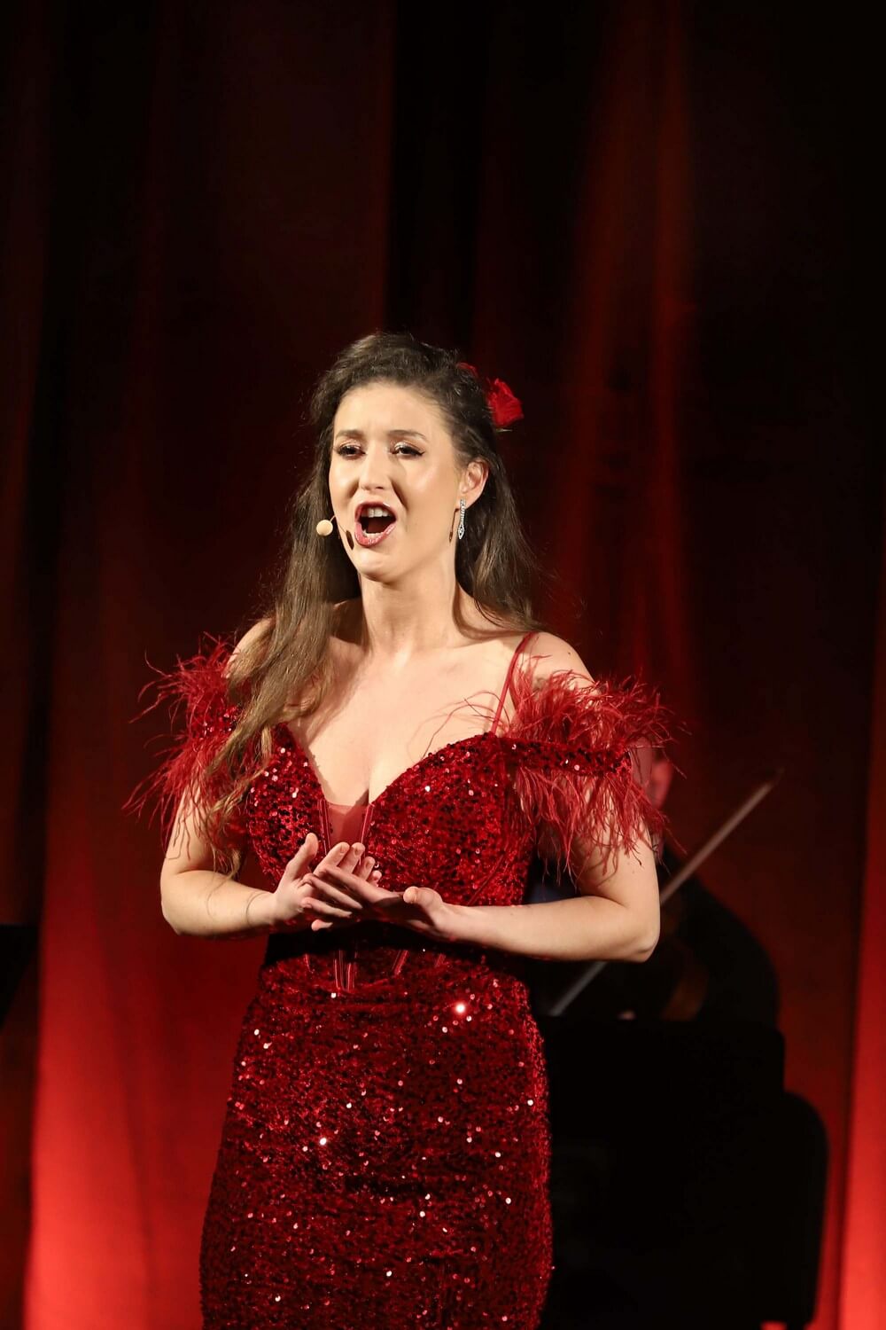 wokalistka w czerwonej sukni