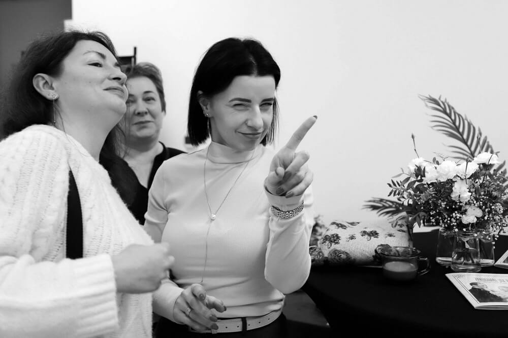 grupa rozmawiających