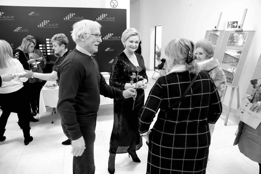 grupa osób rozmawia