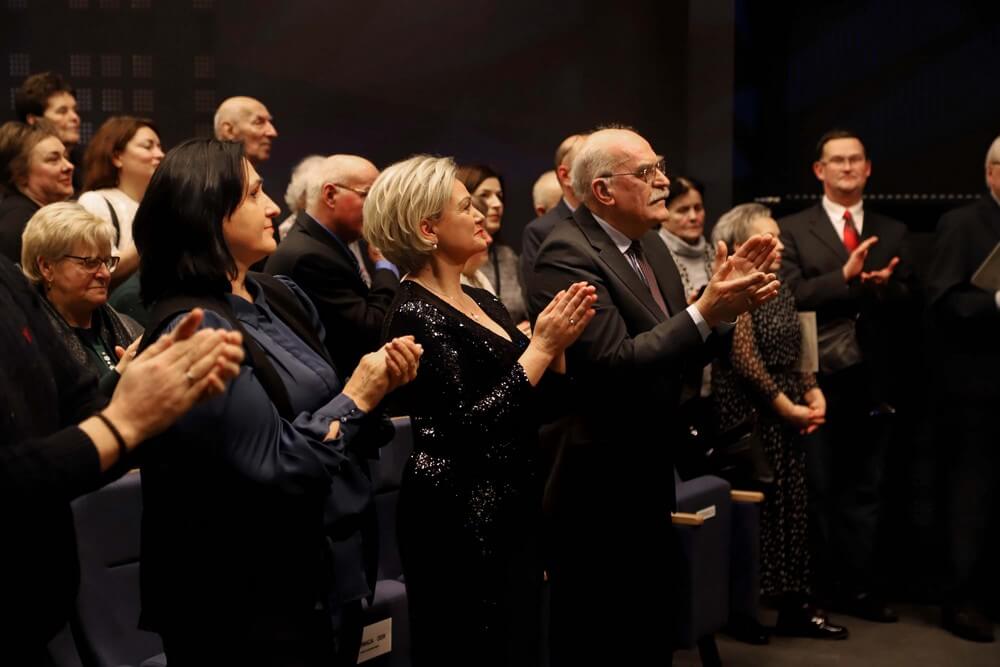 publiczność bije brawo