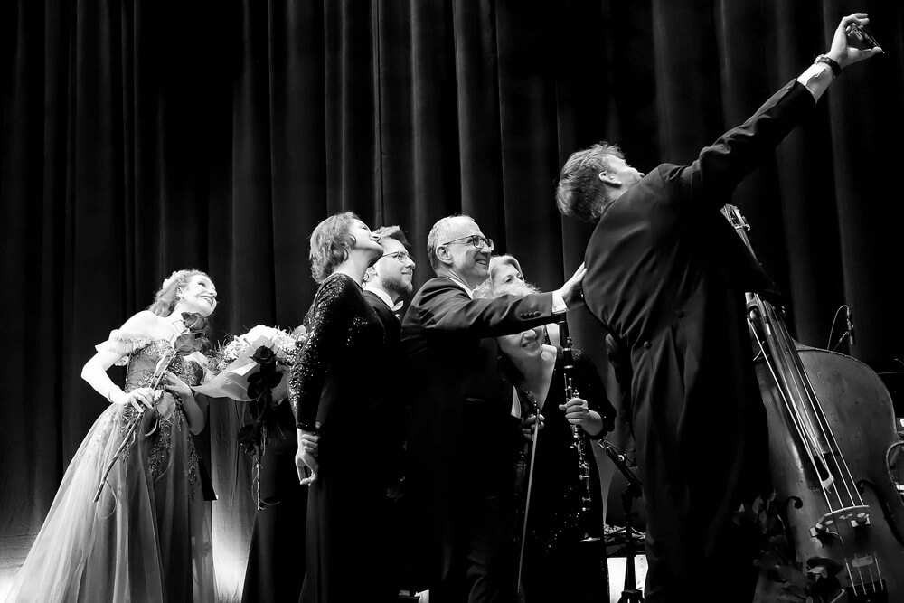 grupa osób wykonuje zdjęcie grupowe