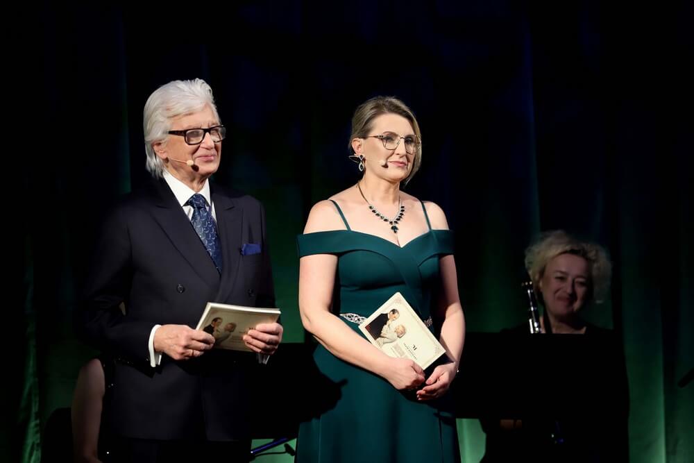 dwoje prowadzących koncert