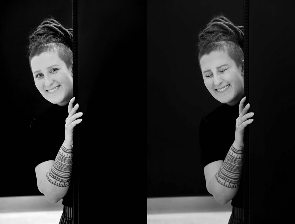 dwa zdjęcia kobiety wyglądającej zza kurtyny