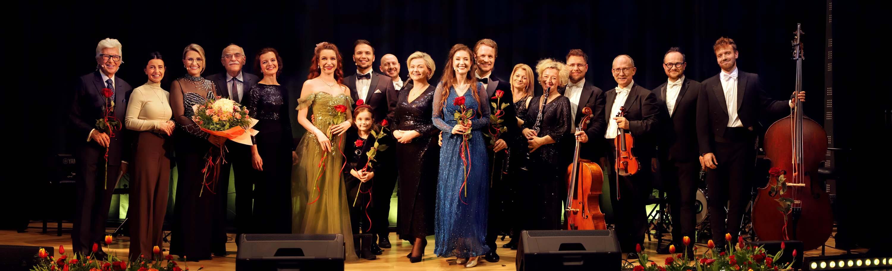 zbiorowe zdjęcie uczestników koncertu